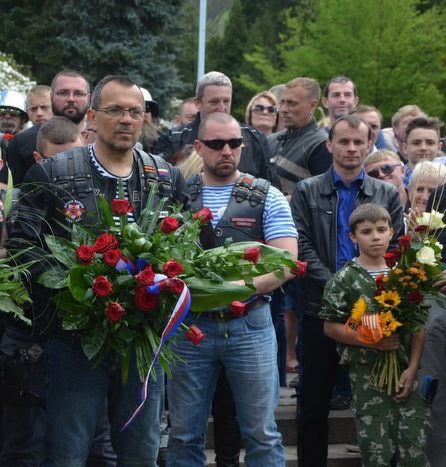 Jaroslav Foldyna s Nočními vlky. Poslanec motorkáře pozval do Děčína, pak je doprovodil na hranice.