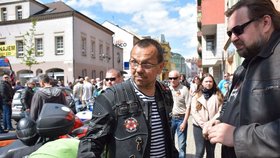 Jaroslav Foldyna s Nočními vlky. Poslanec motorkáře pozval do Děčína, pak je doprovodil na hranice.