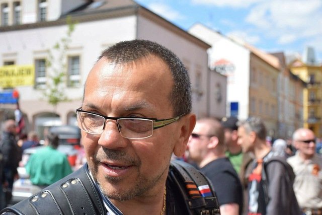 Jaroslav Foldyna s Nočními vlky. Poslanec motorkáře pozval do Děčína, pak je doprovodil na hranice.