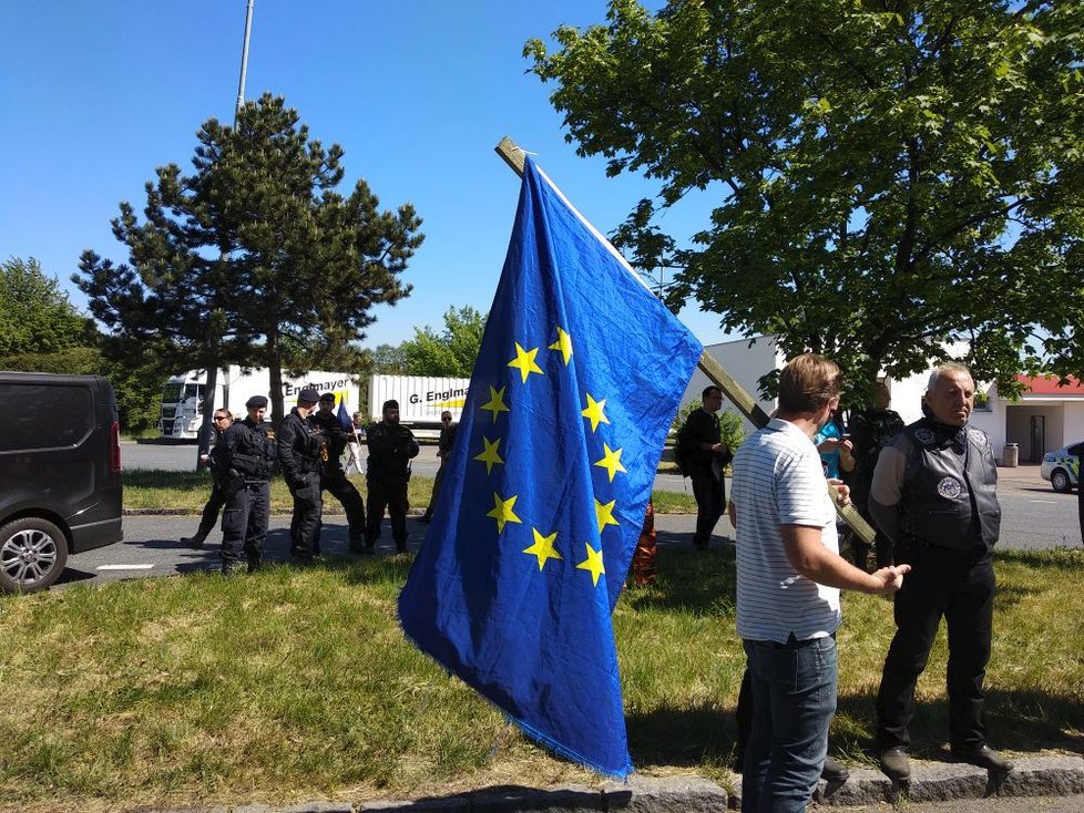 Noční vlci přijíždí do Prahy, na benzínové pumpě u Průhonic se potkali s odpůrci.