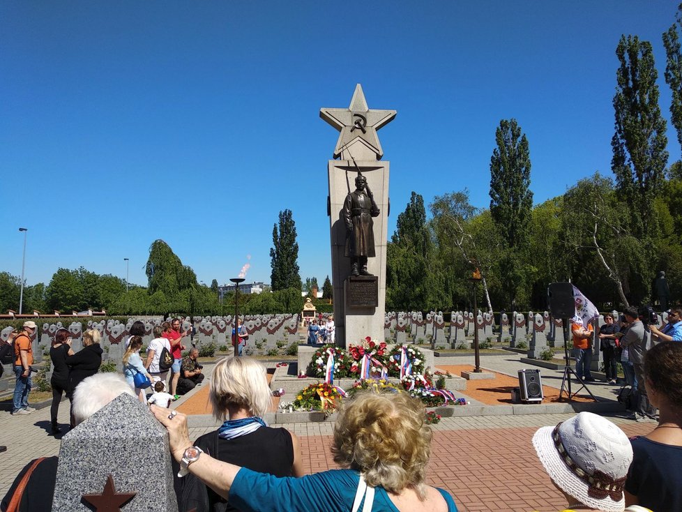 2018: Noční vlci dorazili do Prahy, u Olšanských hřbitovů se střetli jejich příznivci i odpůrci.