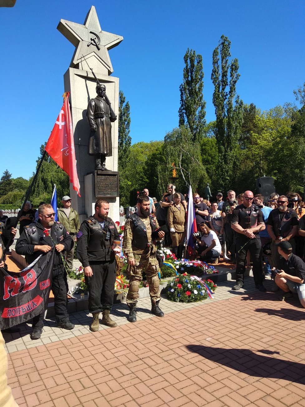 Pieta Nočních vlků na Olšanských hřbitovech.