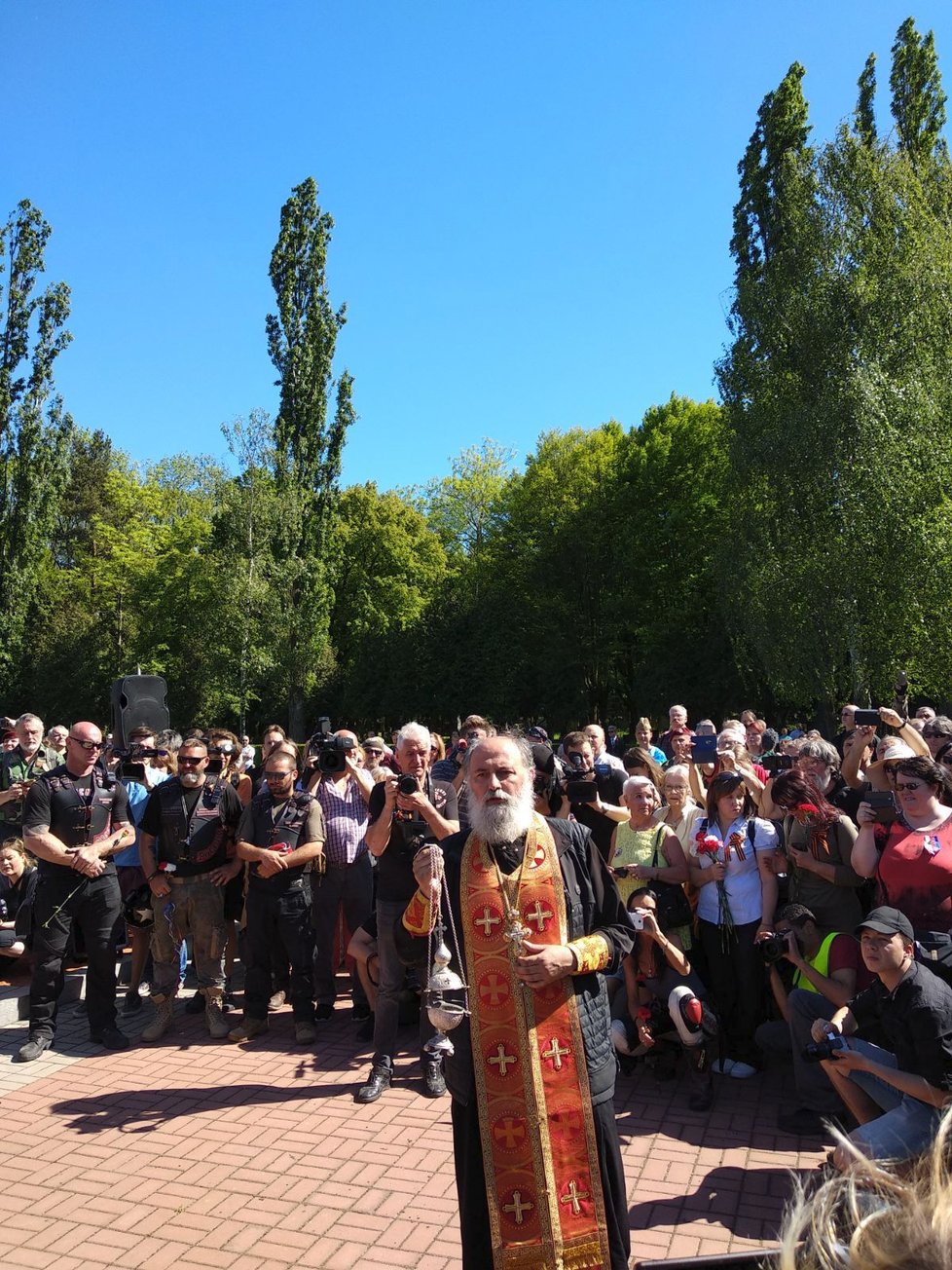 Pieta Nočních vlků na Olšanských hřbitovech.