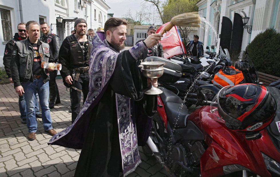 Ruští motorkáři Noční vlci v čele s Alexanderem Zaldostanovem vyrazili z Moskvy na další spanilou jízdu do Berlína 29. 4. 2016.