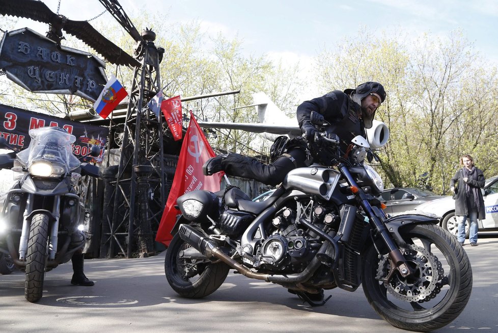 Ruští motorkáři Noční vlci v čele s Alexanderem Zaldostanovem vyrazili z Moskvy na další spanilou jízdu do Berlína 29. 4. 2016. Zaldostanov mohl však jen na ruské hranice.