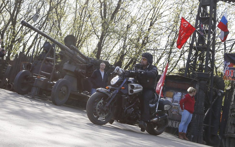 Ruští motorkáři Noční vlci v čele s Alexanderem Zaldostanovem vyrazili z Moskvy na další spanilou jízdu do Berlína 29. 4. 2016. Zaldostanov mohl však jen na ruské hranice.