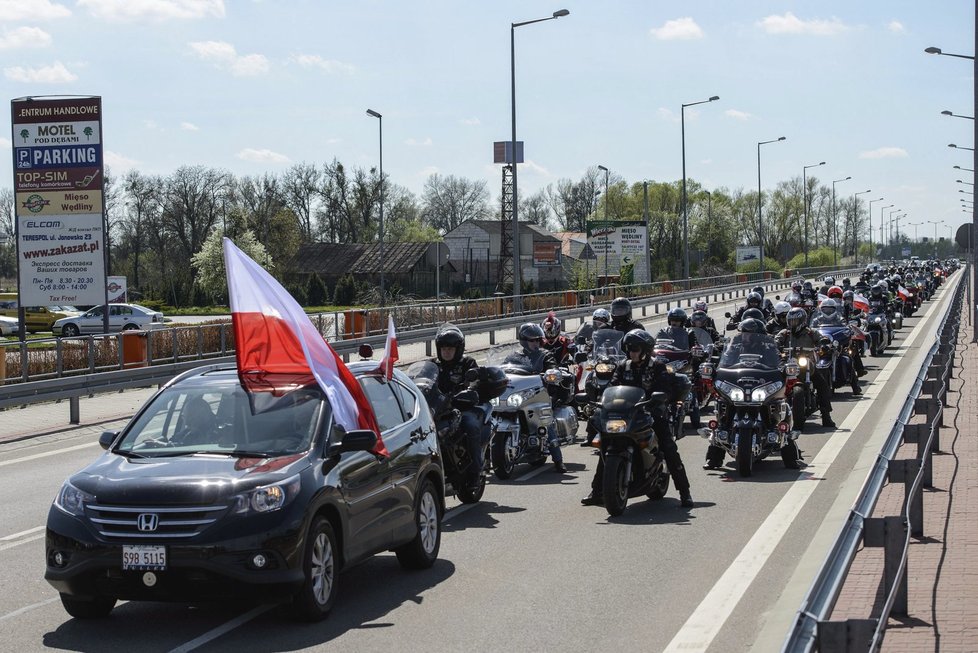 Na ruské Noční vlky čekali na hranicích Polska motorkáři z polské Katyně.