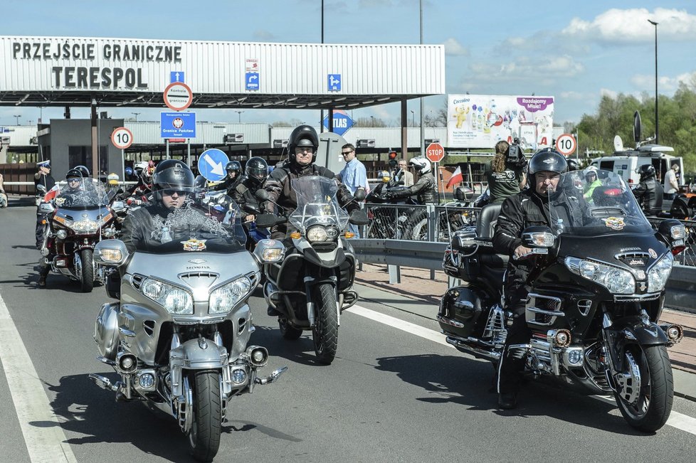 Na ruské Noční vlky čekali na hranicích Polska motorkáři z polské Katyně.