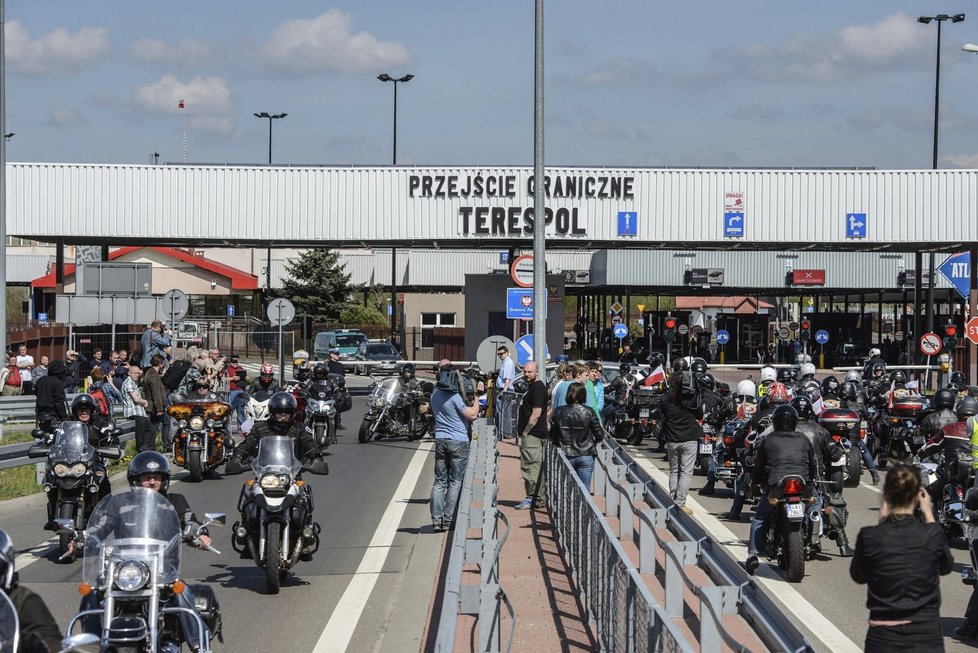 Na ruské Noční vlky čekali na hranicích Polska motorkáři z polské Katyně