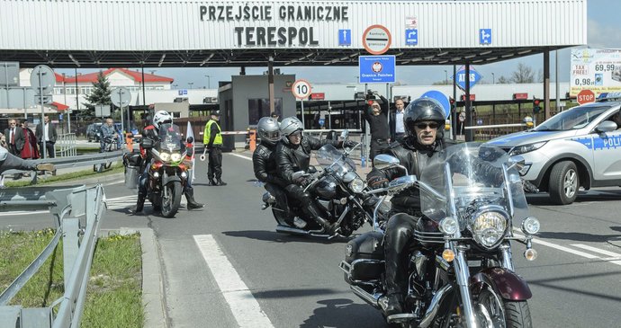 Motorkáře z Putinových Nočních vlků nepustili do Polska. Nepomohly jim ani pasy.