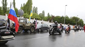 Putinovi motorkáři přijíždějí na Olšanský hřbitov.