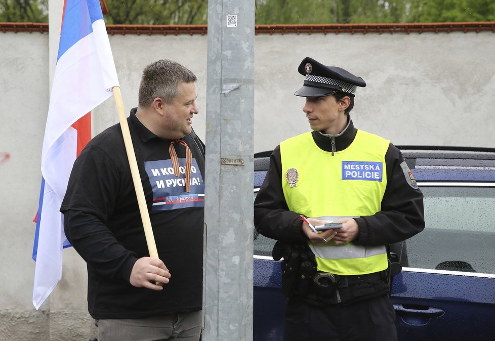 Policista s proruským účastníkem pietní akce.
