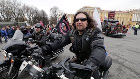 Šéf Nočních vlků Zaldostanov na vojenské přehlídce v Moskvě