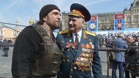 Šéf Nočních vlků Zaldostanov na vojenské přehlídce v Moskvě