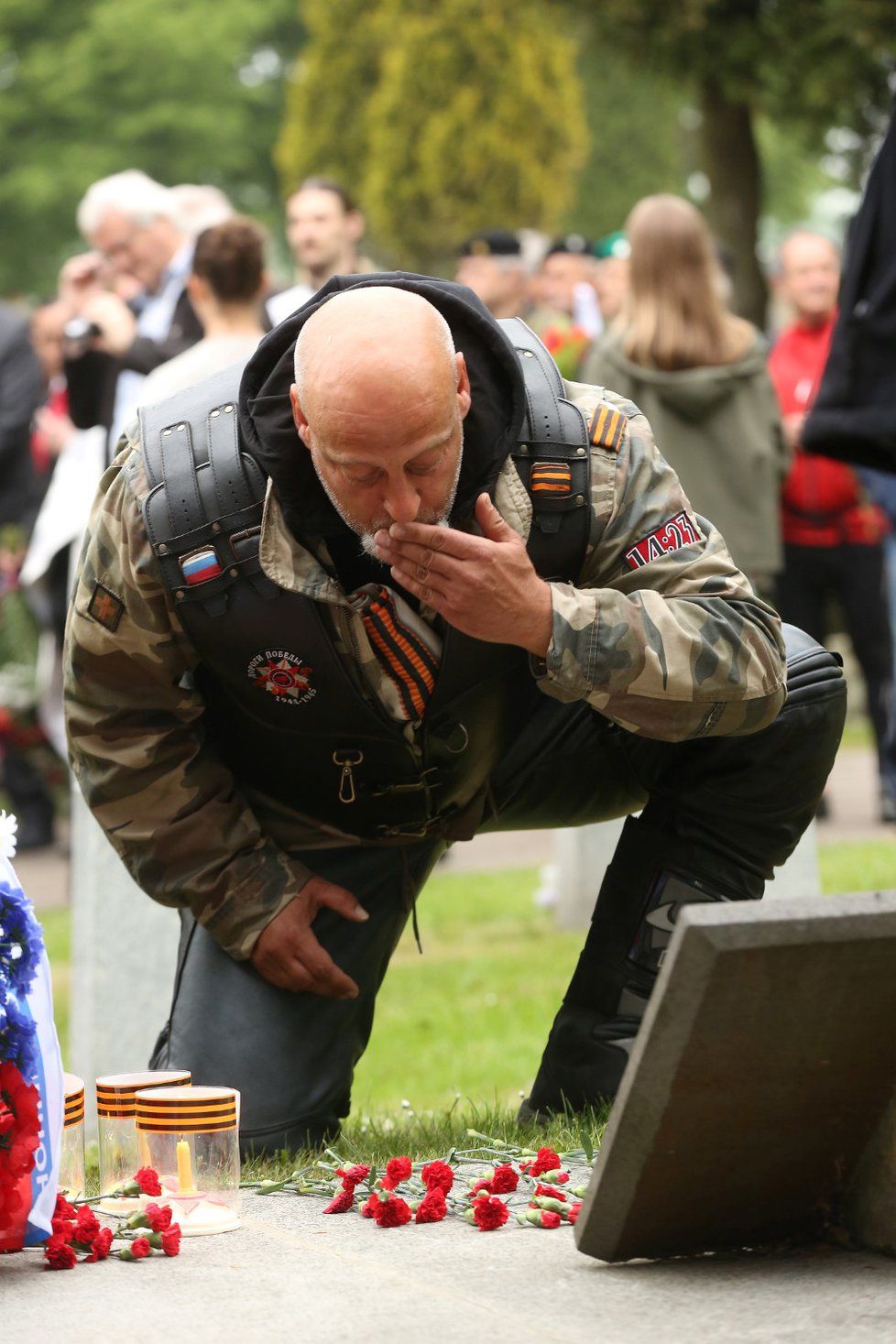 Členové motorkářského klubu Noční vlci blízkého ruskému prezidentovi Vladimiru Putinovi přijeli 4. května dopoledne do Frýdku-Místku a zúčastnili se oslav konce druhé světové války. Na snímku je jeden z motorkářů u hrobu sovětských vojáků.