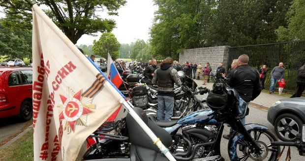 Noční vlci projeli Moravou a míří do Prahy. ČSSD se od účasti Foldyny distancuje