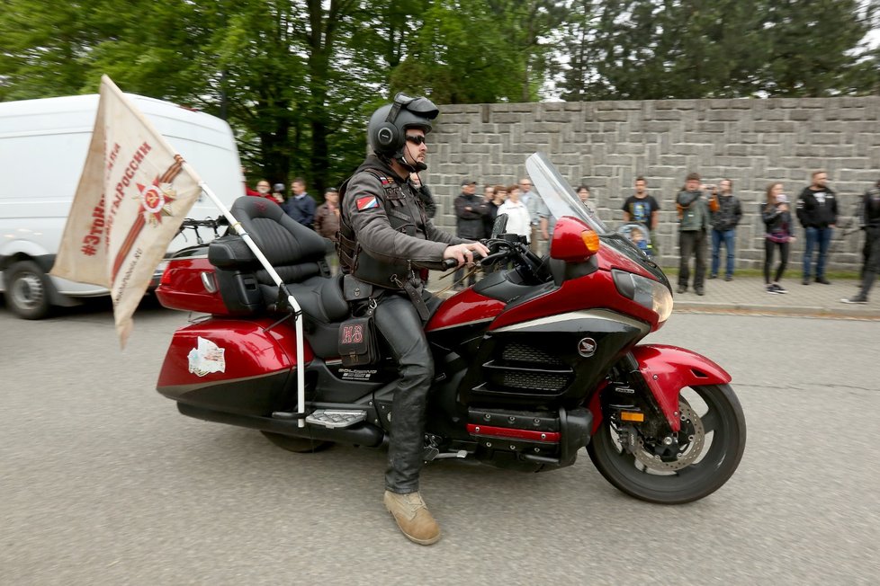 Členové motorkářského klubu Noční vlci blízkého ruskému prezidentovi Vladimiru Putinovi přijeli 4. května dopoledne do Frýdku-Místku a zúčastnili se oslav konce druhé světové války.