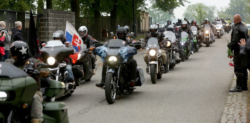 Členové motorkářského klubu Noční vlci blízkého ruskému prezidentovi Vladimiru Putinovi přijeli 4. května dopoledne do Frýdku-Místku a zúčastnili se oslav konce druhé světové války.