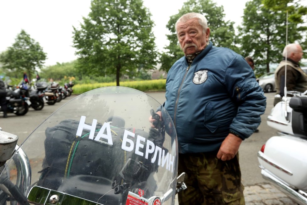 Členové motorkářského klubu Noční vlci blízkého ruskému prezidentovi Vladimiru Putinovi přijeli 4. května dopoledne do Frýdku-Místku a zúčastnili se oslav konce druhé světové války.