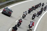 Putinovi motorkáři vyjeli z Česka: Na Noční vlky čekali na hranicích policisté