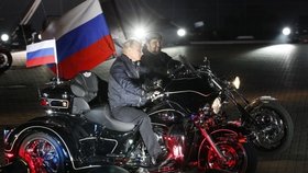 Vladimir Putin se šéfem Nočních vlků Alexandrem Zaldostanovem.