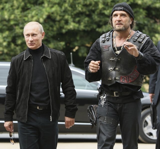 Vladimir Putin se šéfem Nočních vlků Alexandrem Zaldostanovem