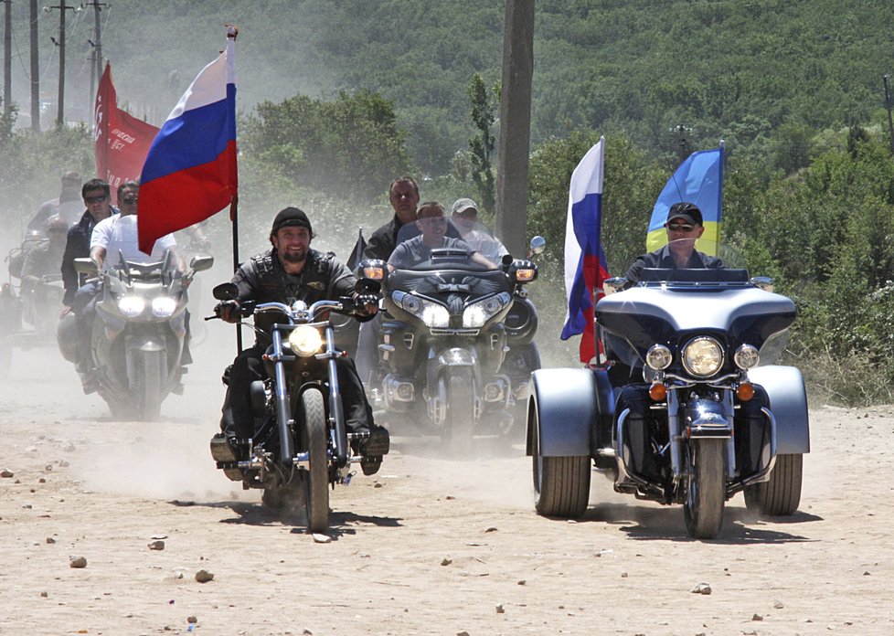 Putin (vpravo) si s Vlky občas sám vyjede, jako tady v Sevastopolu na Krymu.