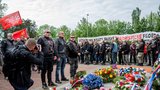 „Putinovy onuce“! Příznivci Nočních vlků v Praze uctili padlé, čekali je odpůrci s vlajkou Ukrajiny