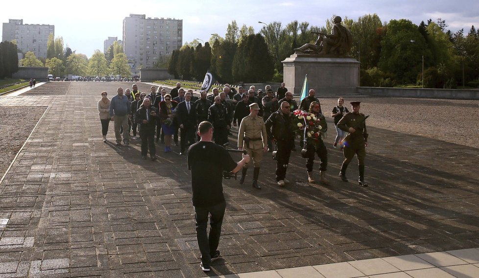 Noční vlci položili věnec u pomníku neznámého vojína ve Varšavě.