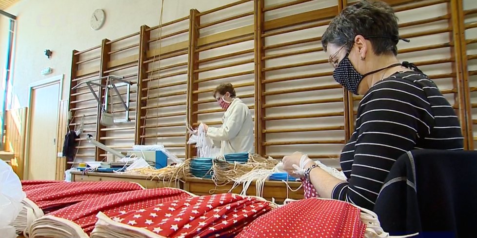 Firma Noe zase může místo hraček pro děti šít roušky. Po požáru ve výrobně se švadlenky přesunuli do školních tělocvičen.