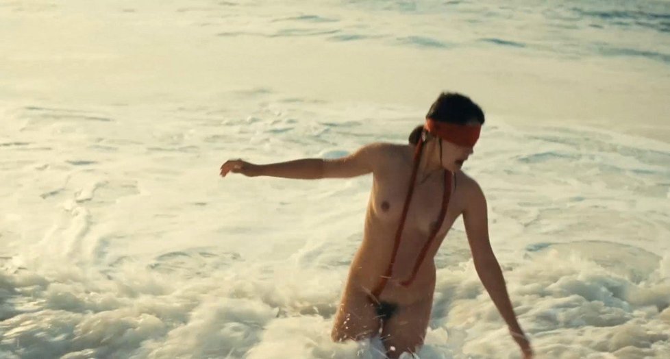 Noée Abita se ukázala ve filmu Ava úplně nahá.