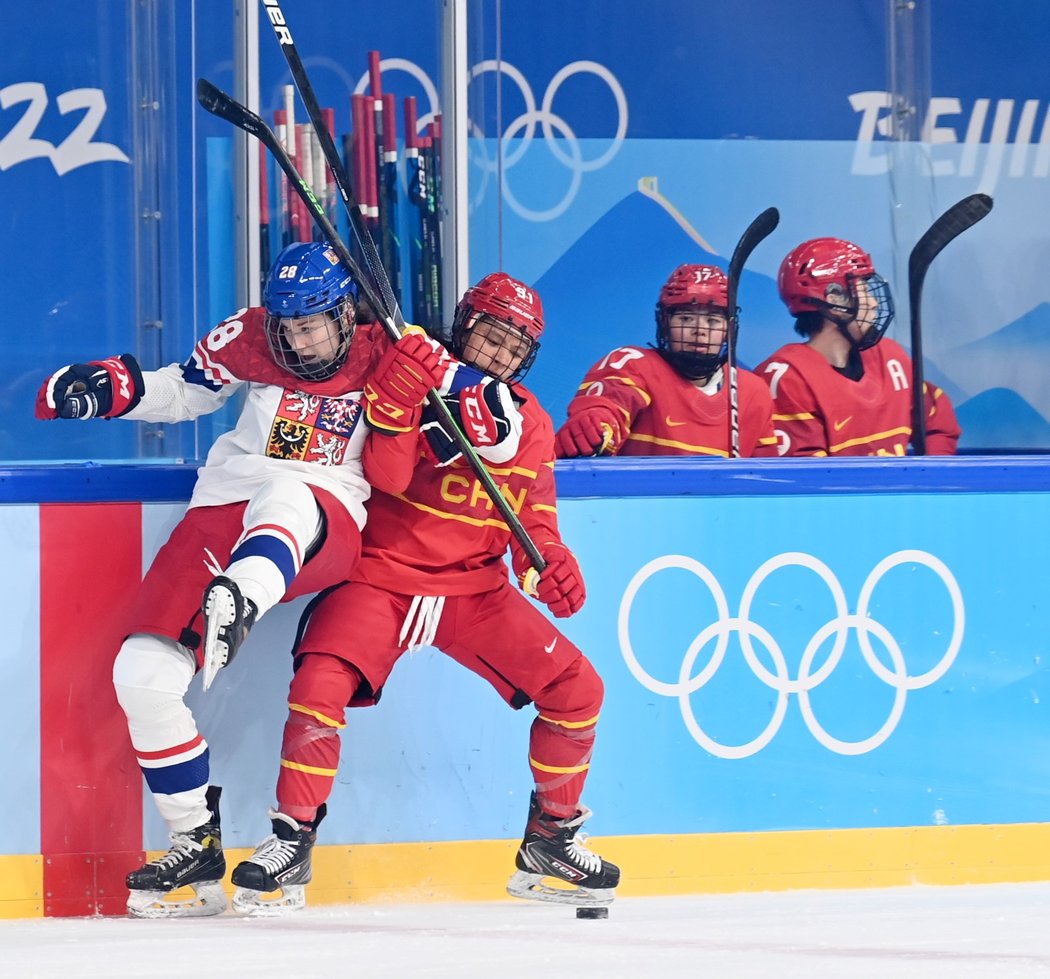 Noemi Neubauerová v souboji s čínskou hokejistkou