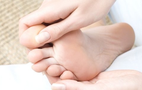 Ploché nohy bolí: Fyzioterapeutka radí 3 cviky, které skutečně pomohou