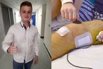 Matyáš Janda měl 7 let po úrazu na hřišti levou nohu o 4 centimetry kratší než prvou. Speciální operace a zavedení hřebu s motorkem do stehenní kosti zajistilo prodloužení levé nohy o potřebné centimetry.