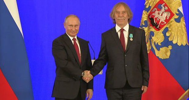 Nohavica dostal od Putina medaili. „Český bard“ v Kremlu i zazpíval