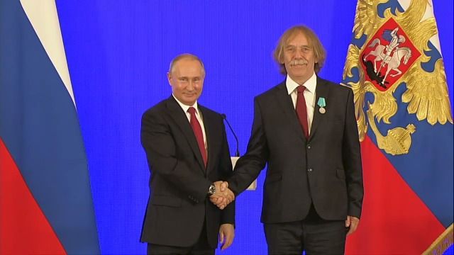 Ruský prezident Vladimir Putin udělil medaili českému písničkáři Jaromíru Nohavicovi (4. 11. 2018).