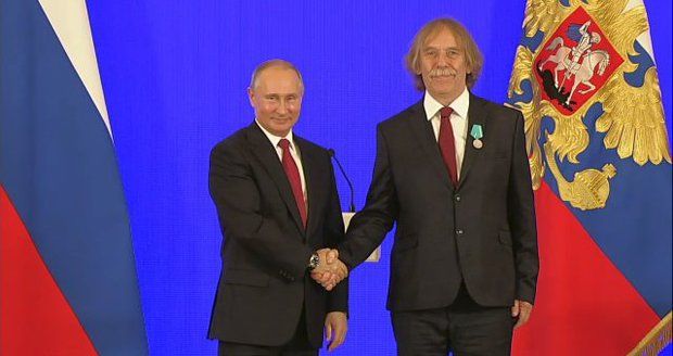 Ruský prezident Vladimir Putin udělil medaili českému písničkáři Jaromíru Nohavicovi. (4. 11. 2018)