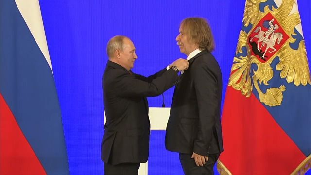 Ruský prezident Vladimir Putin udělil medaili českému písničkáři Jaromíru Nohavicovi (4. 11. 2018).