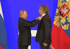 Ruský prezident Vladimir Putin udělil medaili českému písničkáři Jaromíru Nohavicovi (4. 11. 2018).