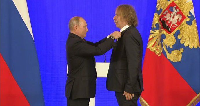 Ruský prezident Vladimir Putin udělil medaili českému písničkáři Jaromíru Nohavicovi (4. 11. 2018)