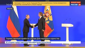 Ruský prezident Vladimir Putin udělil medaili českému písničkáři Jaromíru Nohavicovi. (4. 11. 2018)