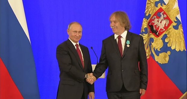 Ruský prezident Vladimir Putin udělil medaili českému písničkáři Jaromíru Nohavicovi (4. 11. 2018)