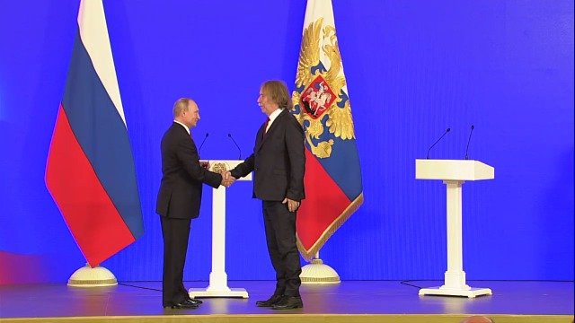 Ruský prezident Vladimir Putin udělil medaili českému písničkáři Jaromíru Nohavicovi (4. 11. 2018)