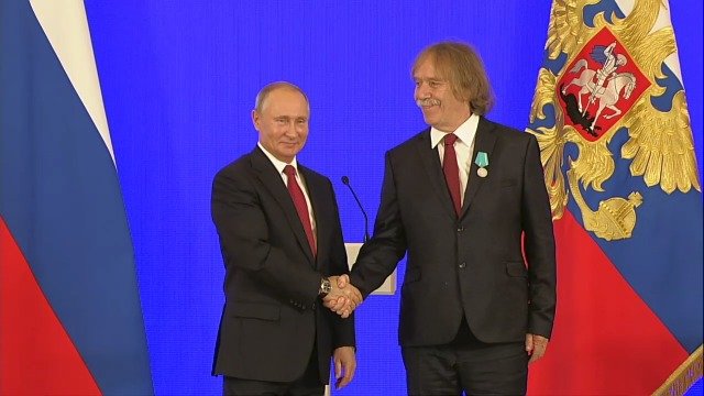 Ruský prezident Vladimir Putin udělil medaili českému písničkáři Jaromíru Nohavicovi (4. 11. 2018)