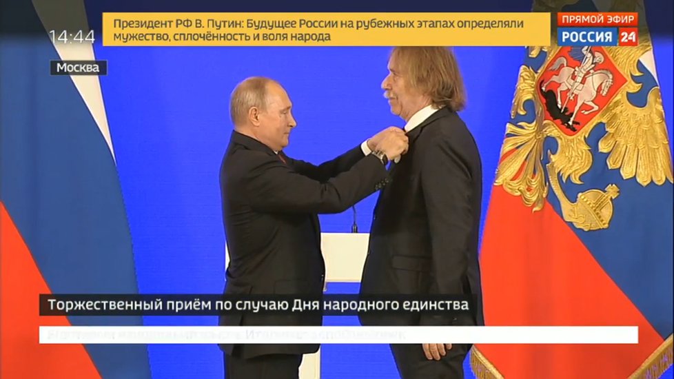 Ruský prezident Vladimir Putin udělil medaili českému písničkáři Jaromíru Nohavicovi. (4. 11. 2018)
