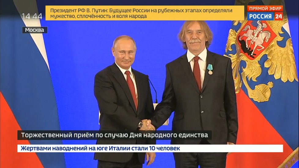 Ruský prezident Vladimir Putin udělil medaili českému písničkáři Jaromíru Nohavicovi. (4.11.2018)