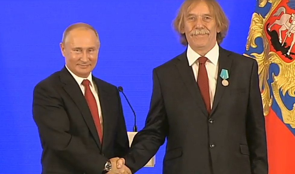 Ruský prezident Vladimir Putin udělil medaili českému písničkáři Jaromíru Nohavicovi. (4. 11. 2018)