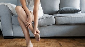 Oteklé nohy po cestování: Kdy jde jen o následek dlouhého sezení a kdy může jít o trombózu Oteklé nohy po cestování: Kdy jde jen o následek dlouhého sezení a kdy může jít o trombózu