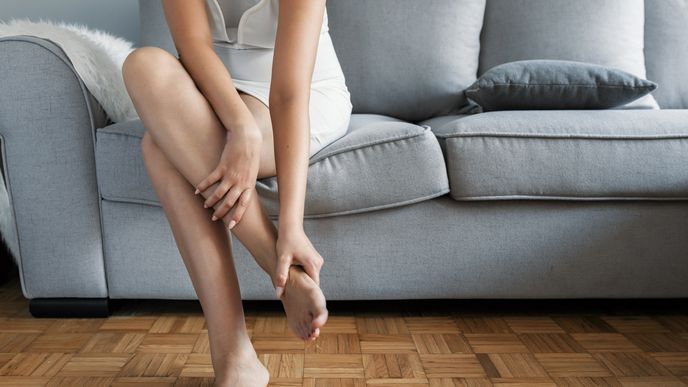 Oteklé nohy po cestování: Kdy jde jen o následek dlouhého sezení a kdy může jít o trombózu. Oteklé nohy po cestování: Kdy jde jen o následek dlouhého sezení a kdy může jít o trombózu.