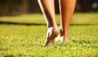 Pohyb naboso je přirozený, během let ale naše nohy při chůzi v botách hodně zdegenerovaly